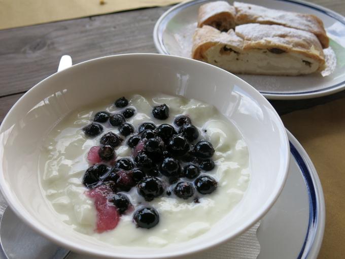 Domač jogurt s svežimi borovnicami in sladkorjem ter skutni in jabolčni zavitek | Foto: Miha First