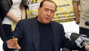 Berlusconi zanika, da bi skušal zrušiti vlado
