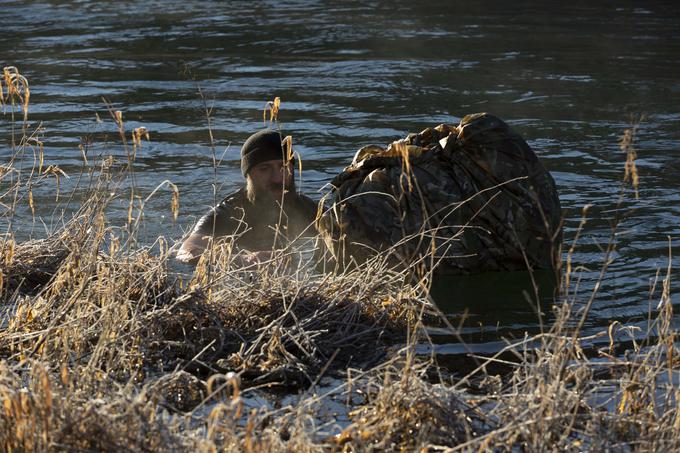 Brane T. Červek je brez težav zaplaval v ledeno mrzli reki. | Foto: Bojan Puhek