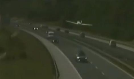 Znano je, zakaj je letalo pristalo na gorenjski avtocesti #video