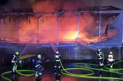 Velika intervencijska akcija: na Pragerskem ogenj zajel šotor z mešanimi odpadki