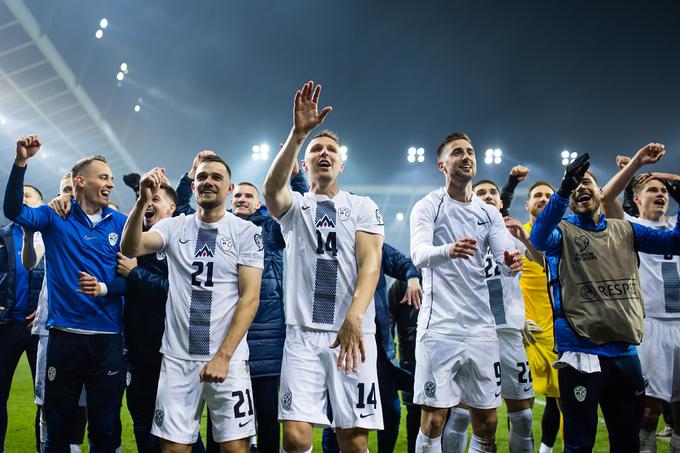 Veselje slovenskih nogometašev po zmagi nad Kazahstanom (2:1), s katero so se uvrstili na Euro 2024 | Foto: Grega Valančič/www.alesfevzer.com