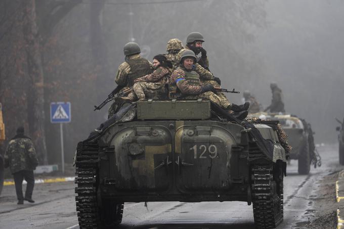 Vad je v začetku marca zatrjeval, da ukrajinski vojski ne bo uspelo ubraniti Kijeva, zato ji je svetoval umik na zahod Ukrajine. Morda je zgolj naključje, ampak po zemljevidu, ki ga je v prvih dneh vojne objavil nemški Bild, naj bi bil cilj ruske vojske zasedba vzhodnih in osrednjih delov Ukrajine, zahodu države pa bi se odpovedali. Kot vemo, se je ruska vojska po nekaj tednih umaknila z območja Kijeva. Kar pa seveda ne pomeni, da ruska vojske v prihodnosti ne bi mogla znova ogroziti ukrajinskega glavnega mesta. | Foto: Guliverimage/Vladimir Fedorenko
