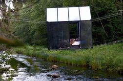 Drugačen oddih: zrcalna hiška, ki visi nad reko #video