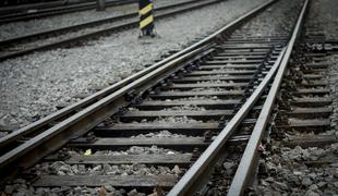 Železniška nesreča: pešec prečkal progo, pri tem pa spregledal vlak