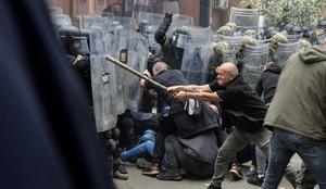 Protesti na Kosovu: skupina Srbov napadla dva Albanca