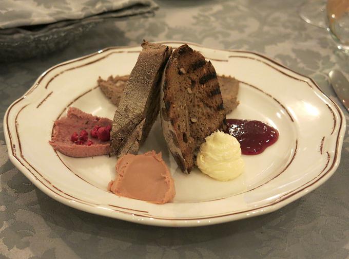 Kvartet paštet s popečenim kruhom, maslom in jagodno marmelado | Foto: Miha First