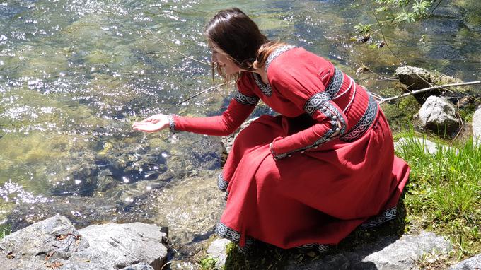 Natalia ima najraje gore in reke, zato zelo rada posedi ob vodi v Škofji Loki. | Foto: Metka Prezelj