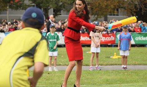 Kate Middleton v petkah igrala kriket