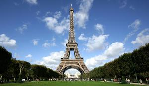 Zaradi stavke v Parizu zaprli sloviti Eifflov stolp