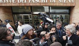Bančni škandal bi lahko pomagal Berlusconiju na volitvah