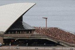 Množica nagcev pred operno hišo v Sydneyju