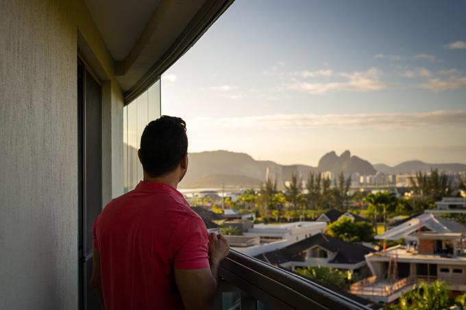 Moški ki gleda z balkona, razmišljanje | Foto: Shutterstock