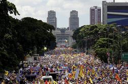 Na shodu je več kot sto tisoč ljudi podprlo Chavezovega nasprotnika