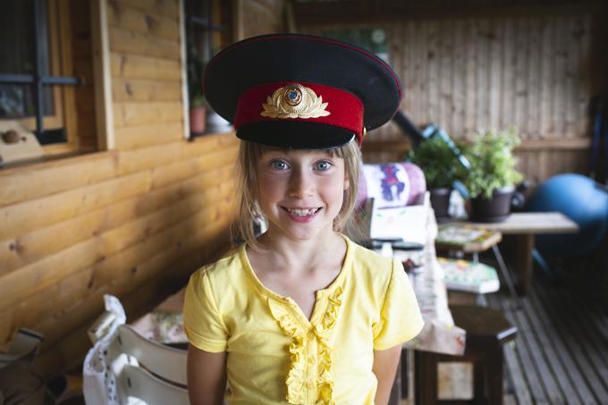 Policijsko kapo njenega očeta si rada nadene tudi najstarejša hčerka Vesna. | Foto: Bojan Puhek