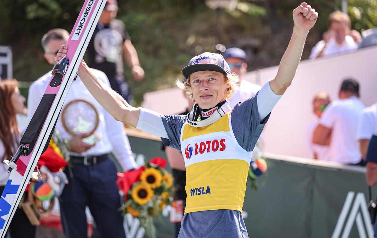 Dawid Kubacki | Poljak Dawid Kubacki je zmago na veliki skakalnici na evropskih igrah posvetil zdravstvenemu osebju bolnišnice za srčne bolezni, v kateri so pomagali njegovi ženi Marti. | Foto Sportida