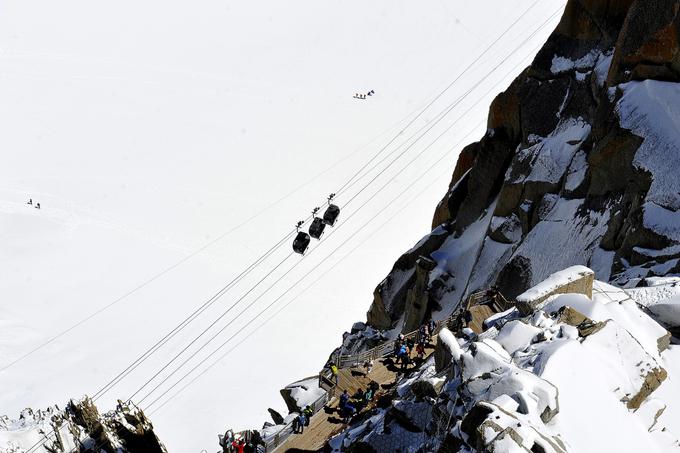 Pogled na gondole, ki potujejo proti italijanski strani gorskega masiva Mont Blanc. 9. septembra letos je na tej žičnici obtičalo 110 turistov. Na varno so jih prepeljali 77, 33 pa jih je takrat čez noč ostalo ujetih na žičnici na višini 3800 metrov nad morjem. | Foto: Jure Gregorčič