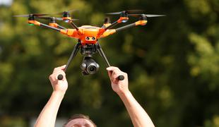Ljudje z droni raje letijo na črno, da se izognejo stroškom