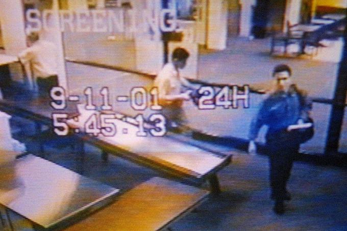 Dva od ugrabiteljev leta 11 med vkrcanjem na letalo. V modri srajci je bil Mohamed Atta, ki je kasneje prevzel krmilo boeinga in ga zapeljal naravnost v stolpnico.  | Foto: Thomas Hilmes/Wikimedia Commons