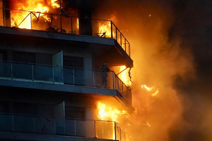 Prebivalka je bila ujeta na balkonu.  | Foto: Reuters