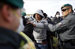 V izgredih prosilcev azila v Italiji več ranjenih