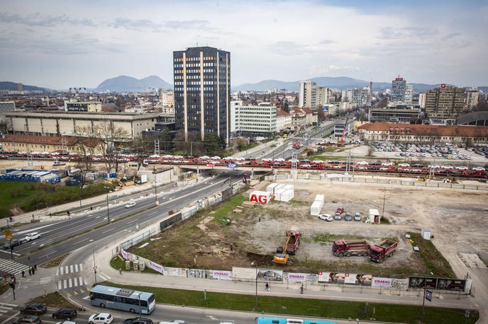 Emonika v Ljubljani, začenja se gradnja. | Na zemljišču Emonike je bilo doslej plačljivo parkirišče, ki pa so ga prejšnji teden zaprli za avtomobile. | Foto Bojan Puhek