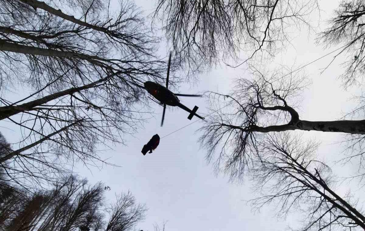 Nesreča, gore, helikopter | K sreči so vozniku hitro pomagali mimoidoči.  | Foto Gorska reševalna služba Tržič/Facebook