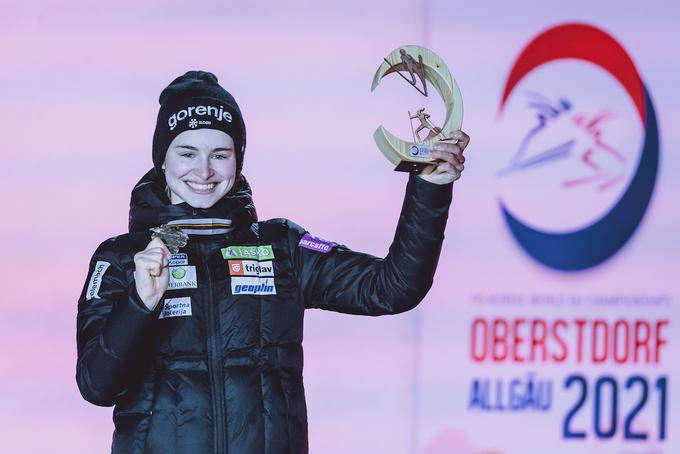 Na nordijskem svetovnem prvenstvu v Oberstdorfu je skočila do bronaste medalje na veliki skakalnici. | Foto: Sportida