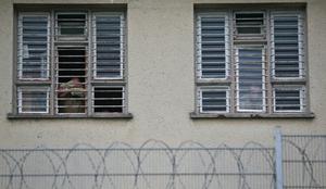 Slovenski zaporniki volijo po pošti, kako je drugje po EU?
