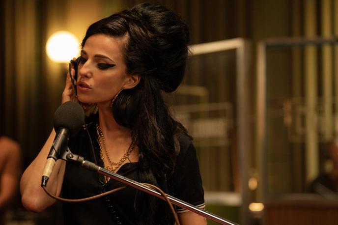 Back to Black | Marisa Abela se ne prelevi v Amy Winehouse zgolj kot igralka, temveč ji skorajda parira tudi kot pevka. | Foto Karantanija Cinemas