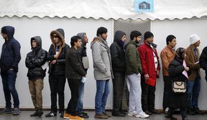 Sodišče EU: Država lahko migrantom omeji gibanje 