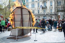 Podnebni aktivisti v Ljubljani zažgali več metrov velik rekvizit Zemlje #foto