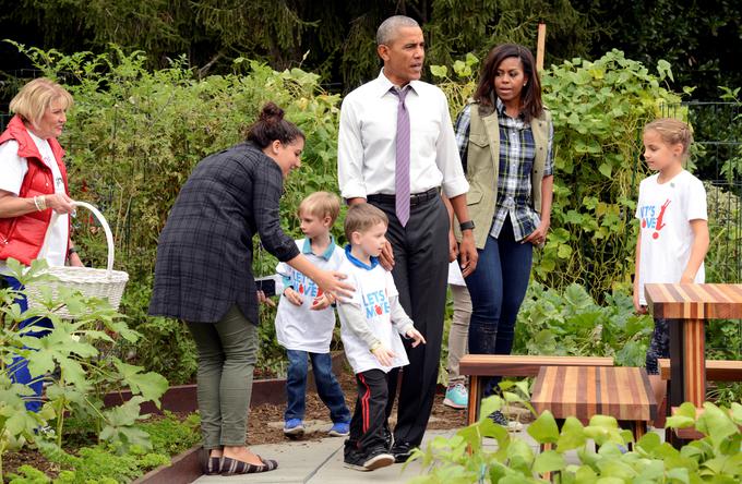 Pri pobiranju krompirja jim je za kratek čas na pomoč priskočil tudi njen mož Barack. | Foto: Reuters