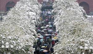 FOTO: Peking pobelil umetno sprožen sneg