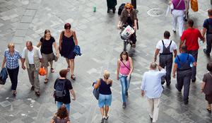 Prvega julija Slovenija z 2.063.077 prebivalci, pet odstotkov tujih državljanov