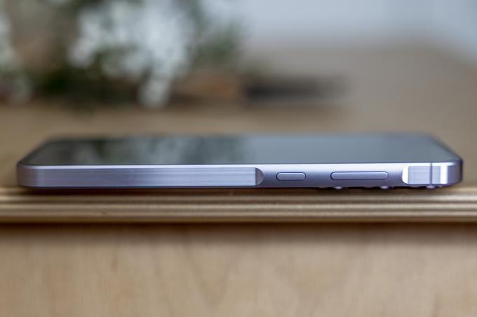 Desna stran pametnega telefona Samsung Galaxy A55 5G | Foto: Ana Kovač