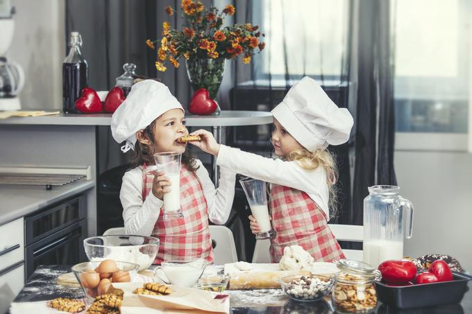 Delo v kuhinji je lahko prav zabavno, še zlasti, če je sladko! | Foto: Getty Images