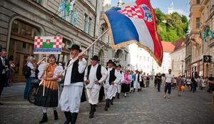 Pri ljubljanskem Tromostovju izrekli dobrodošlico Hrvaški v EU (FOTO)
