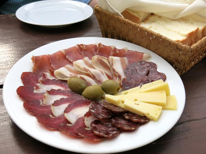 Narezek domačih mesnin - od svinjskih do divjačinskih - in sir z domačije Koren | Foto: Miha First