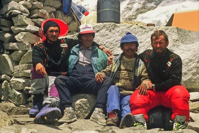 Viki Grošelj in Stipe Božić po sestopu z Everesta leta 1989, med njima Sonam in Adživa. | Foto: osebni arhiv Vikija Grošlja