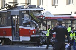 V trčenju avtobusa in tramvaja v Brnu poškodovanih 40 ljudi