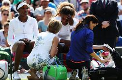 Prekinjen dvoboj: Serena Williams se je opotekala po igrišču (video)