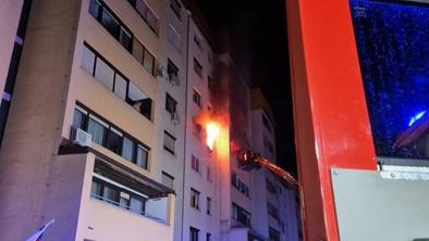 Požar v celoti uničil stanovanje, lastnika odpeljali v UKC Maribor #foto